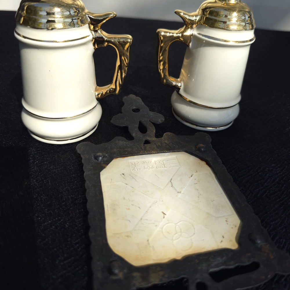 Vintage Car Themed salt & Pepper Shakers With Cast Iron & Tile Stand - Picture 3 of 5
